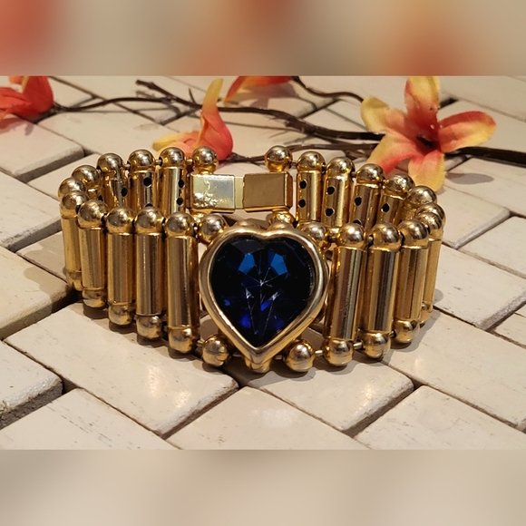 unbranded Jewelry - Blue heart and goldtone sweetheart bracelet